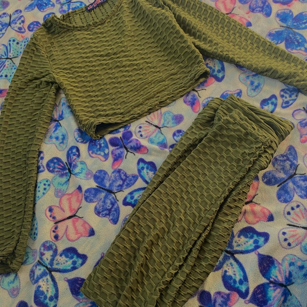 workout army green set, cropped long sleeve.